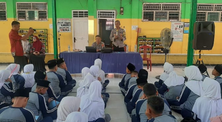 Personel Polsek Klari Menjadi Pemateri MPLS di MTs Al Iannah, Sosialisasikan Pencegahan Pelecehan Seksual, Bullying, dan Anti Kekerasan