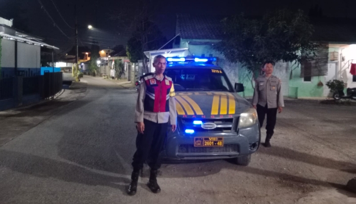 Personel Patroli Malam Polsek Klari Pastikan Situasi MBG di Desa Duren Aman dan Kondusif