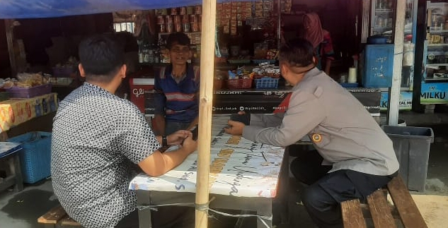 Potret Personil Polsek Telukjambe Barat Ngawangkong Kamtibmas di Warung Kopi