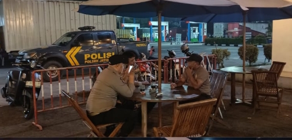 Patroli Dini Hari Polsek Jatisari Sambangi SPBU Sukamaju, Pastikan Situasi Kamtibmas Tetap Aman dan Kondusif
