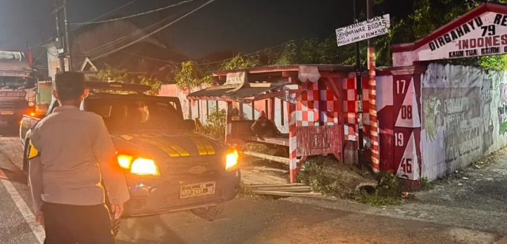 Personel Polsek Jatisari Lakukan Patroli Dini Hari dengan Sasaran Permukiman Warga