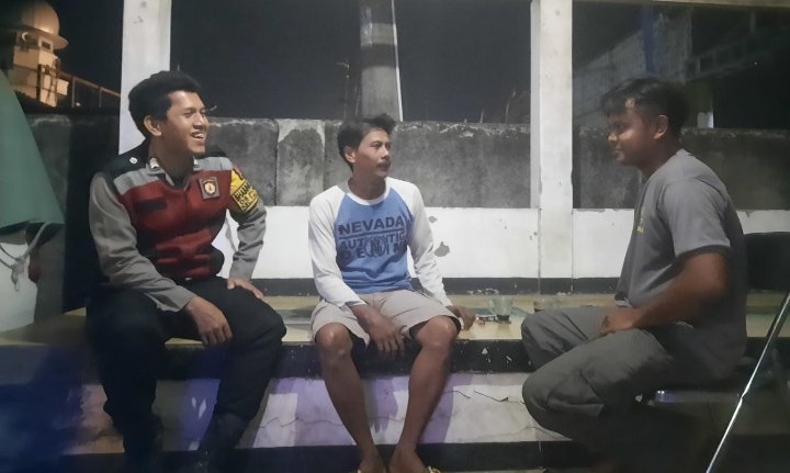 Bhabinkamtibmas Polsek Telagasari Ikut Warga Laksanakan Siskamling Dalam Upaya Antisipasi Gukamtibmas