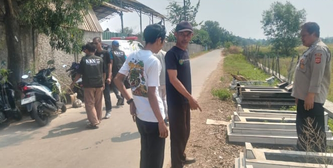 Personil Patroli Polsek Telukjambe Barat Jalin Komunikasi Kamtibmas Kepada Warga Dusun Pamilahan