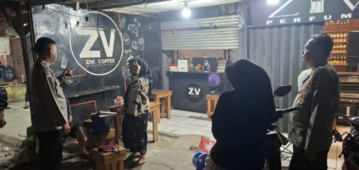 Cegah Gangguan Malam, Personil Polsek Telukjambe Barat Sambangi Cafe Zivi 