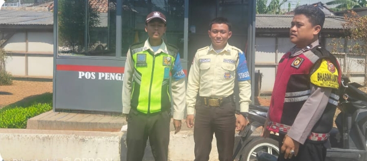 Personil Polsek Telukjambe Barat Berikan Penyuluhan Jaga Kamtibmas Kepada Security Woos
