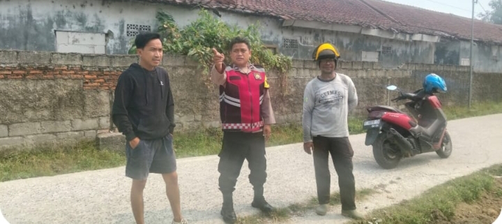 Patroli Polsek Telukjambe Barat Jalin Komunikasi Kamtibmas di Dusun Jati 