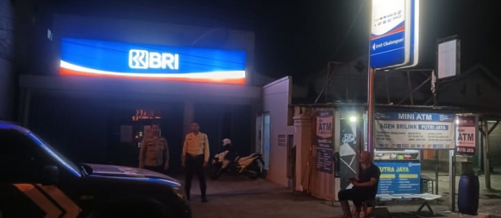 Patroli dinihari Polsek Jatisari Polres Karawang Pastikan Situasi Perbankan Aman dan Kondusif
