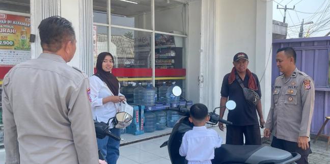 Patroli Polsek Telukjambe Barat Edukasi Waspada TPPO Kepada Warga Desa Karangmulya