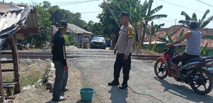 Personel Polsek Jatisari Sambangi Juru Pintu Perlintasan KAI di Desa Barugbug