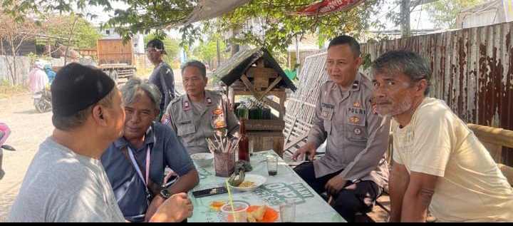 Personil Polsek Telukjambe Barat Berikan Nomor Layanan Pengaduan Lapor Pak Kapolres