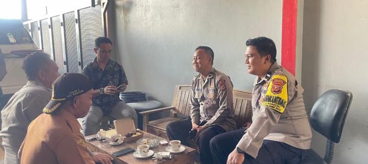 Personil Polsek Telukjambe Barat, Sambangi Warga Margamulya