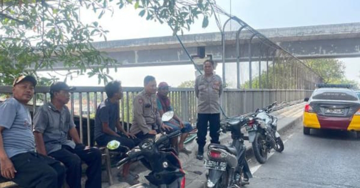 Polsek Telukjambe Barat Patroli Harkamtibmas Jalin Komunikasi Kamtibmas Bersama Warga Desa Wanasari
