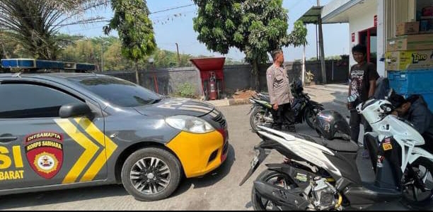 Personil Polsek Telukjambe Barat Melaksanakan Patroli Harkamtibmas di Desa Karangmulya 