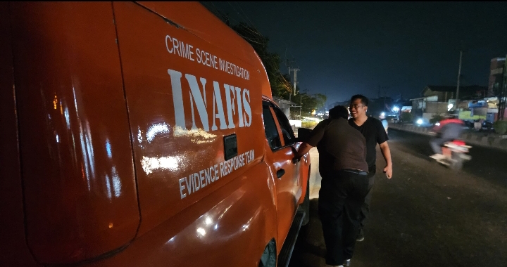 Personil Polsek Klari Bersama Tim Inafis Polres Karawang Cek TKP Tawuran dan Bawa korban Luka Ke Rumah Sakit Untuk Mendapatkan Penanganan Medis ‎