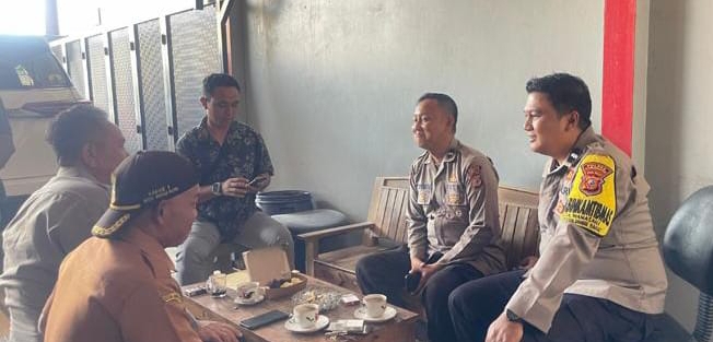 Personil Polsek Telukjambe Barat, Sambangi Warga Margamulya  ‎