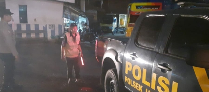 Personil Polsek Jatisari Sambangi Warga di Pertigaan Cikalong Himbau Jaga Kamtibmas