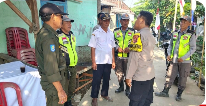 Personel Polsek Telukjambe Barat Berikan Bimbingan dan Penyuluhan Kamtibmas kepada Anggota Linmas Desa Karangmulya