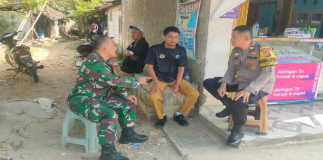 Sinergitas TNI-POLRI Bhabinkamtibmas Polsek Klari bersama Babinsa Melakukan Sambang Kepada Warga Dan Sampaikan Himbauan Kamtibmas
