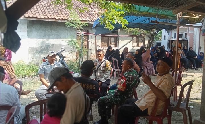 Bhabinkamtibmas Bersama Babinsa Klari Takziah Warga Yang Meninggal Dunia