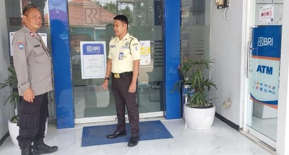 Anggota Polsek Telukjambe Barat Himbau Security Bank BRI Untuk Menjaga Kamtibmas di Lingkungan