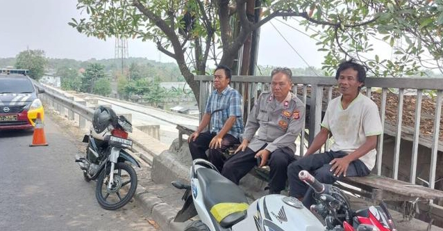 Sampaikan Himbauan Kamtibmas, Personil Polsek Telukjambe Barat Sambangi Warga Wanasari