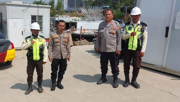 Personil Polsek Telukjambe Barat Sambangi Security Perusahan di Desa Wanajaya