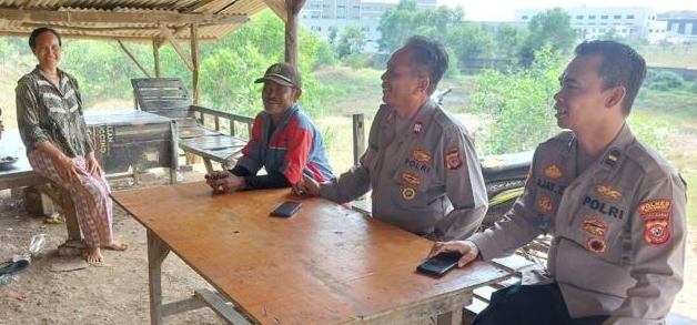 Sampaikan Himbauan, Personil Polsek Telukjambe Barat Tekan Himbauan Terkait TPPO di Desa Wanasari