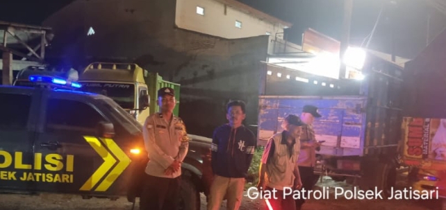 Personil Polsek Jatisari Laksanakan Patroli Dinihari Antisipasi Gangguan Kamtibmas di Pertigaan Cikalong