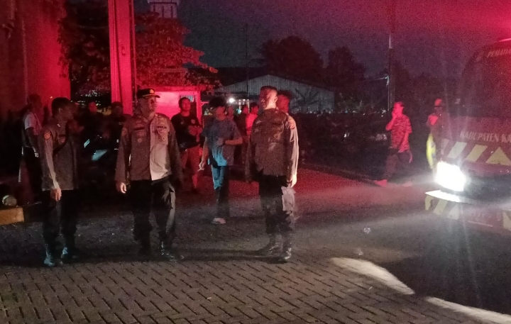Polsek Klari Gerak Cepat Cek TKP Dan Amankan Kebakaran Tokma Kosambi Pastikan Situasi Aman dan Terkendali