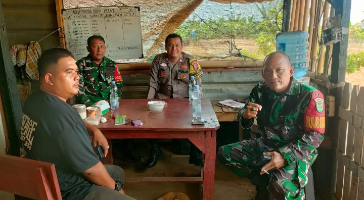 Bhabinkamtibmas Polsek Klari bersama Anggota Koramil Melakukan Sambang Kepada Warga Binaan Dan Sampaikan Himbauan Kamtibmas