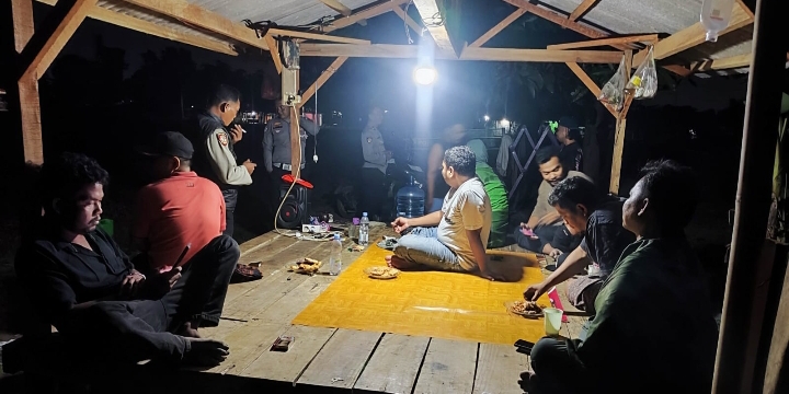 Personel Patroli Polsek Klari Sambangi Warga di Pos Ronda Perum Mustika Prakarsa