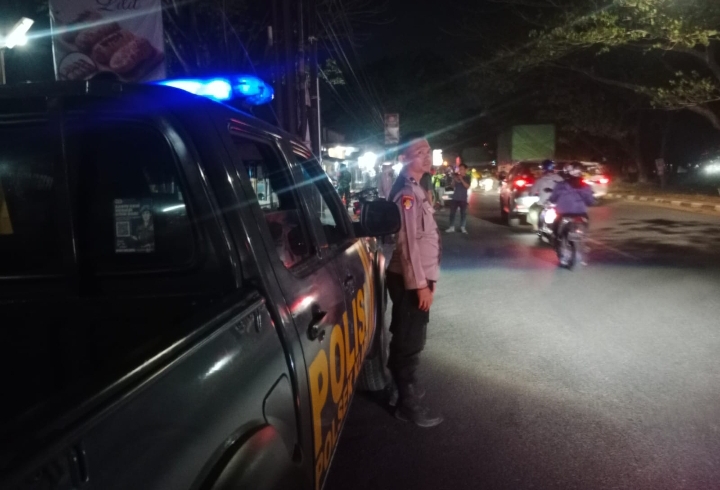 Antisipasi Gangguan Kamtibmas, Polsek Klari Lakukan Patroli Blue Light Malam, Sasar Depan TMP Pancawati
