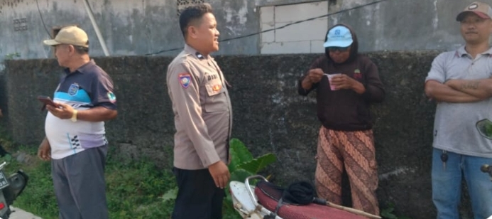 Personil Polsek Telukjambe Barat Sambangi Warga Margamulya