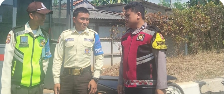 Personil Polsek Telukjambe Barat Sambangi Security Perusahan di Desa Wanasari