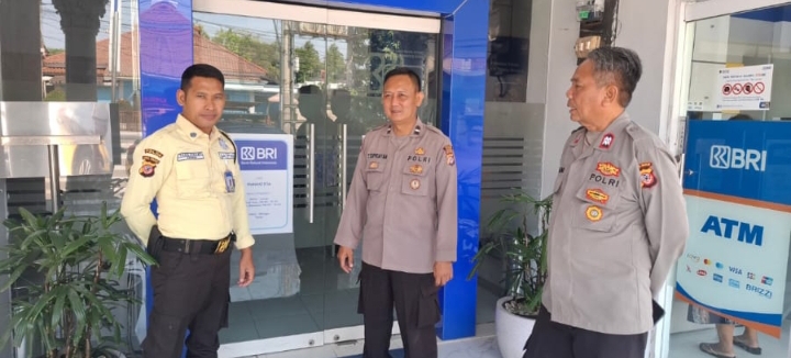 Patroli Siang, Polsek Telukjambe Barat Pastikan Bank BRI Aman ‎