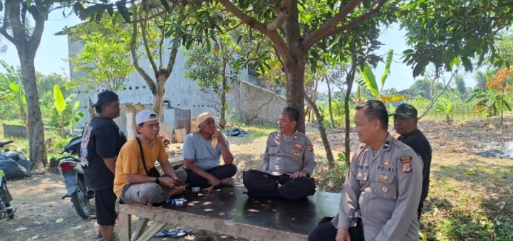 Personil Polsek Telukjambe Barat Sambangi Warga Dusun Pasirjengkol