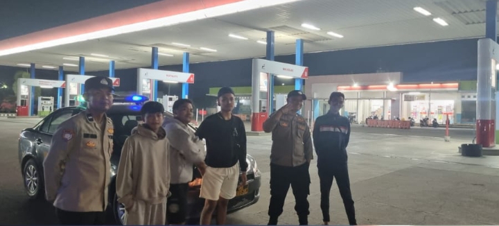 Pastikan Situasi Kamtibmas Aman dan Kondusif, Personil Polsek Jatisari Patroli SPBU Rosalia
