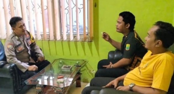 Personil Polsek Telukjambe Barat Sambangi Warga Sampaikan Himbauan Kamtibmas