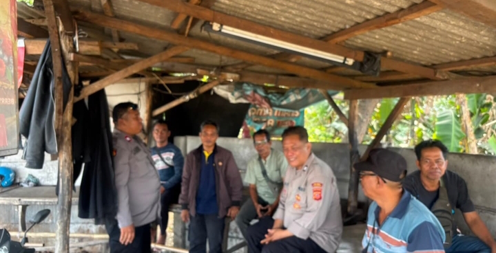 Patroli Polsek Telukjambe Barat Sambangi Warga dan Sampaikan Himbauan Kamtibmas