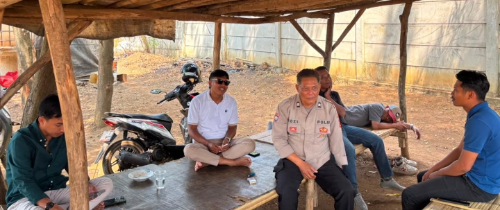 Sampaikan Himbauan Bahaya TPPO Saat Polsek Telukjambe Patroli Humanis Sambang Warga