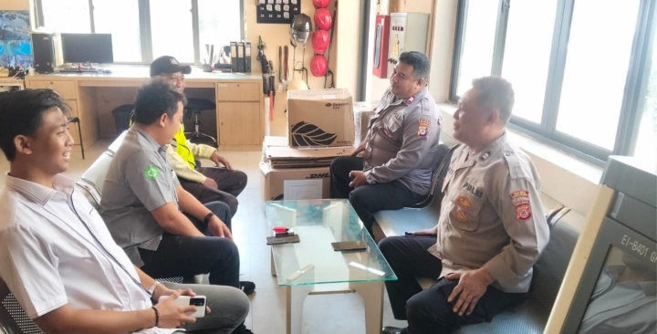 Sambang Perusahaan Personil Patroli Polsek Telukjambe Barat Beri Himbauan Kamtibmas Kepada Karyawan dan Security