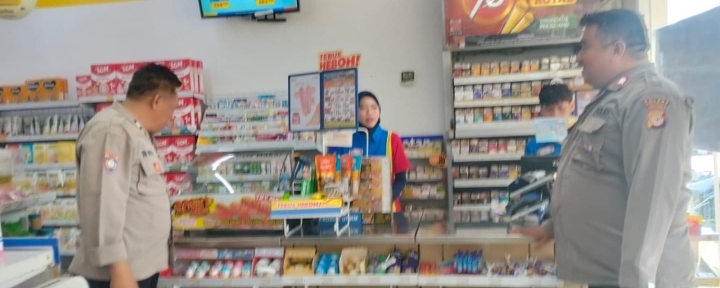 Patroli Sambang dan Dialogis Polsek Telukjambe Barat, Ciptakan Keamanan dan Kenyamanan di Indomaret