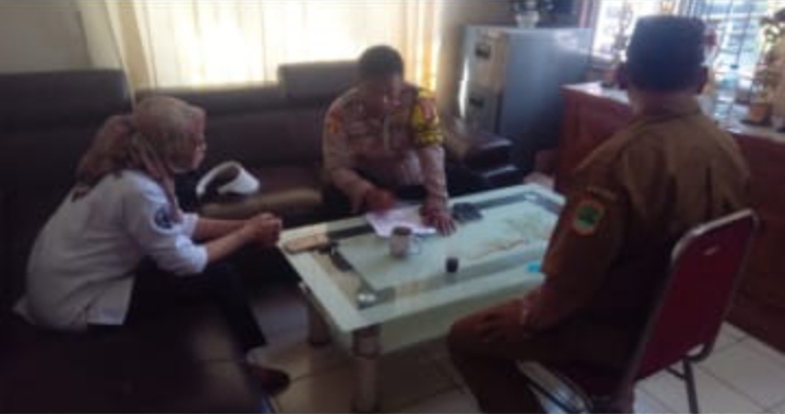 Jalin Silaturahmi, Bhabinkamtibmas Polsek Klari Sambang ke Kantor Desa Cibalongsari