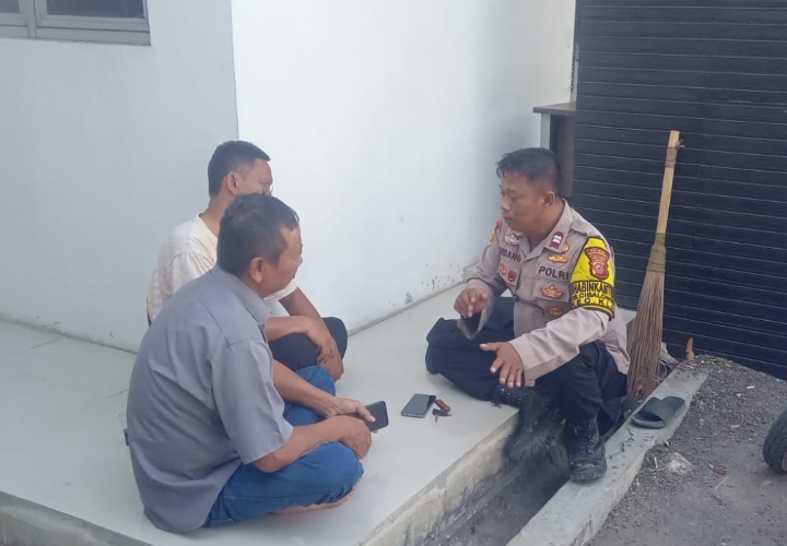 Bhabinkamtibmas Desa Cibalongsari Sampaikan Himbauan Kamtibmas Saat Sambangi Warga