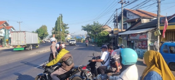Unit Lantas Polsek Jatisari Lakukan Gatur Lalu Lintas di Pertigaan Jalan Raya Pantura