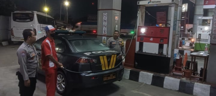 Personil Polsek Jatisari Laksanakan Patroli Dinihari Antisipasi Gangguan Kamtibmas di SPBU Balonggandu