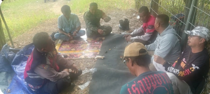 Personil Polsek Telukjambe Barat bersama Anggota Koramil Melakukan Sambang Kepada Warga Binaan Dan Sampaikan Himbauan Kamtibmas