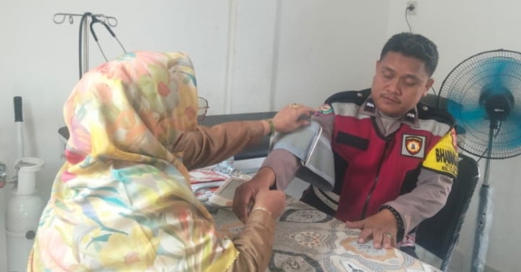 Personel Polsek Telukjambe Barat Ikuti Program Cek Kesehatan di Puskesmas Pembantu  ‎