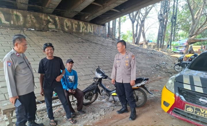 Patroli Polsek Telukjambe Barat Ngawangkong Bareng Warga di Jembatan Badami