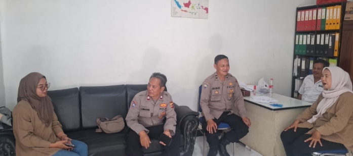 Personil Patroli Polsek Telukjambe Barat Sambangi Kantor Desa Jaga Silaturahmi Dengan Perangkat Desa
